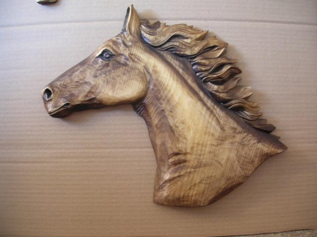 2. Hlava koně - mustang, reliéf, lipové dřevo, rozměry 30cmx30cm